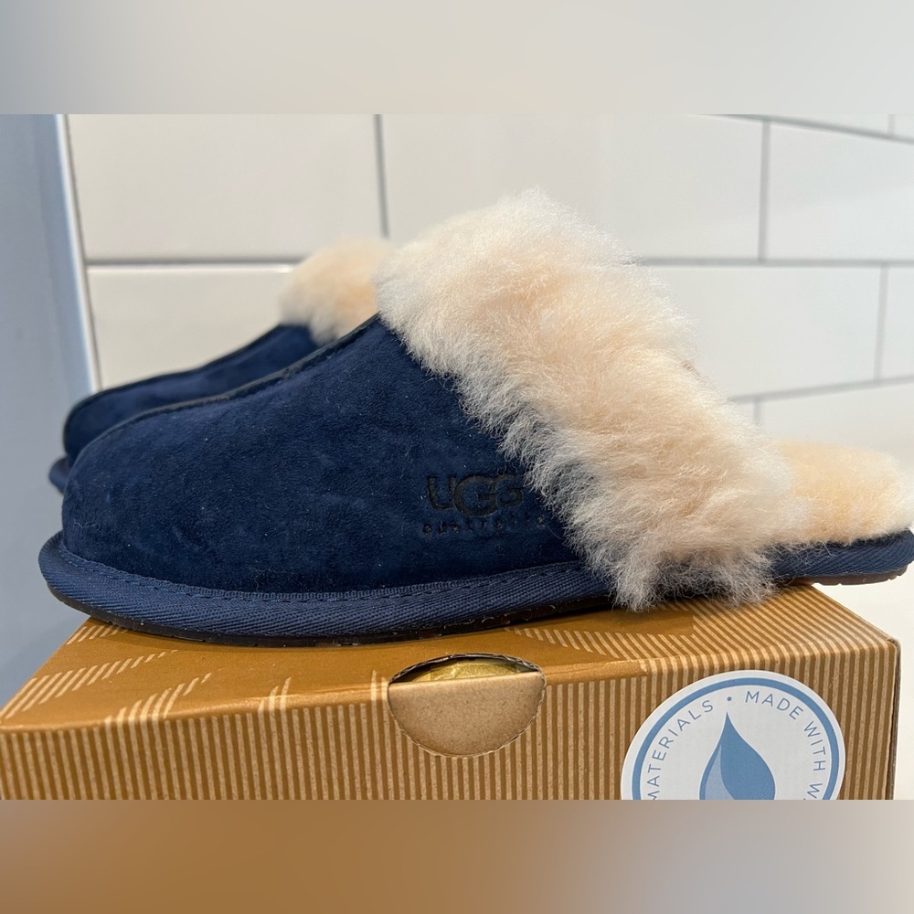 UGG Slippers NWT Scuffette II in Size 6, Navy Blue - Never Worn, So Soft!